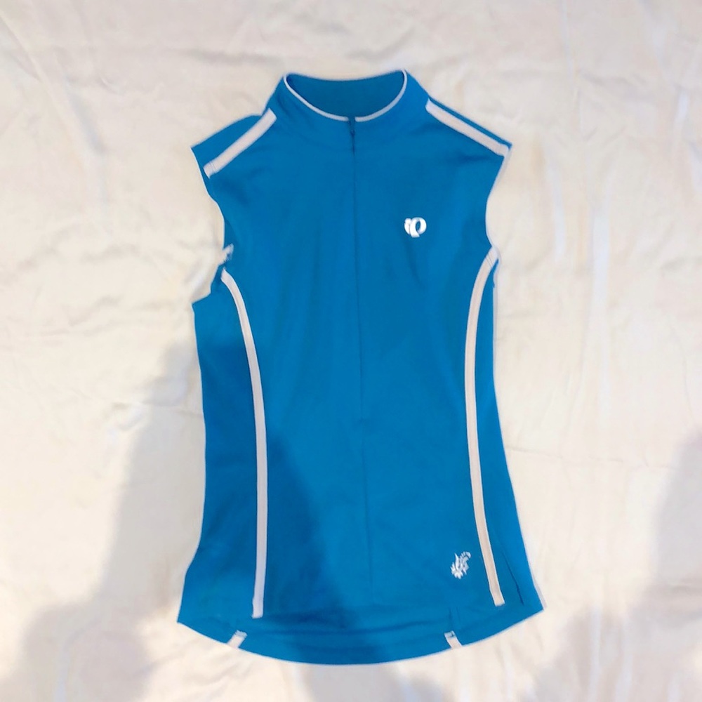 Ladies athletic sleeveless top with water pouches